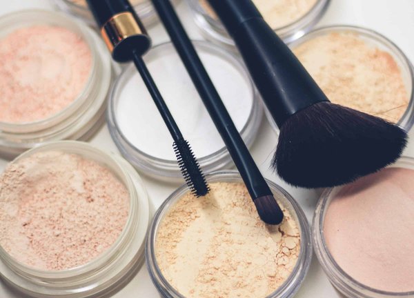 Quels sont les meilleurs trucs pour un maquillage rapide le matin ?